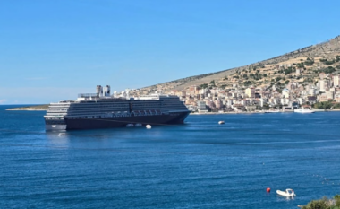 Anija turistike “Oosterdam” ndalon në Sarandë, turistë të huaj vizitojnë qytetin