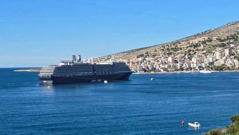 Anija turistike “Oosterdam” ndalon në Sarandë, turistë të huaj vizitojnë qytetin