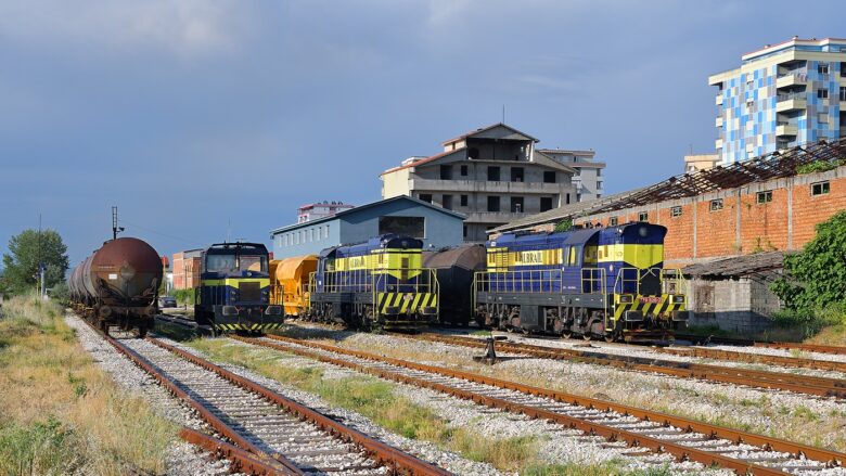 I doli trenit përpara në Pejë, shoferi ia shpëton jetën - arriti ta ndal me kohë