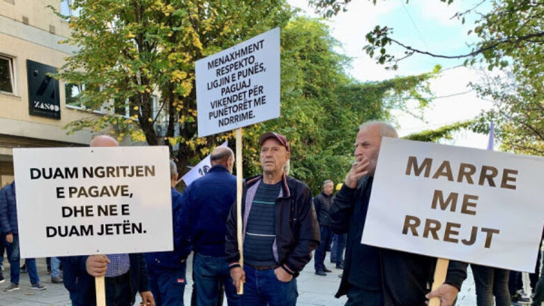 “Duam ngritjen e pagave”, punëtorët e KEK-ut protestojnë në Prishtinë