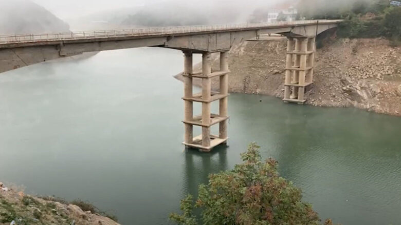 Bie ndjeshëm niveli i Liqenit të Fierzës, dalin bazamentet e dy urave mbi Drinin e Zi