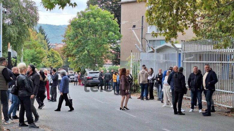 Kërkojnë lirimin e Aleksandar Arsenijeviqit, protestuesit serbë mblidhen para stacionit policor në veri të Mitrovicës