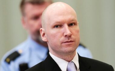 Vrau 77 persona më 2011, norvegjezi Anders Breivik kërkon të lirohet me kusht nga burgu