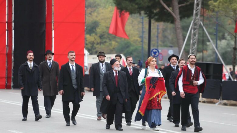 “Parada e Shqiptarëve” në Ditën e Pavarësisë, mbi 10 mijë ‘delegatë’ nga trevat shqiptare në Bulevardin e Tiranës