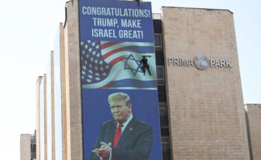 Pas fitores së Trumpit, Jerusalemi mbushet me fotografitë me mbishkrimin “bëjeni Izraelin të madh”