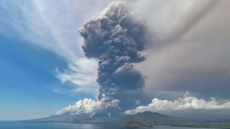 Anulohen fluturimet për në Bali për shkak të hirit të rrezikshëm vullkanik, që është ngritur në nëntë kilometra lartësi