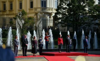 Presidentja Osmani në Bogota, fotografi nga pritja me nderime ushtarake