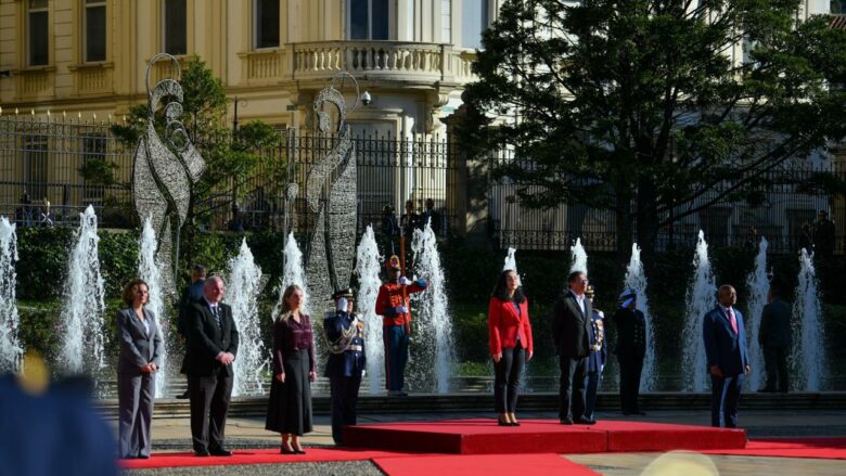 Presidentja Osmani në Bogota, fotografi nga pritja me nderime ushtarake