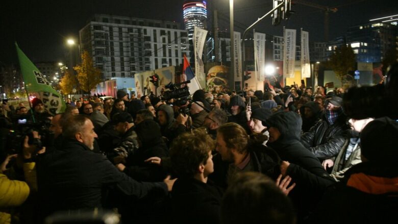 Kaos për një urë në Beograd – përleshje mes demonstruesve dhe kundërshtarëve të protestës