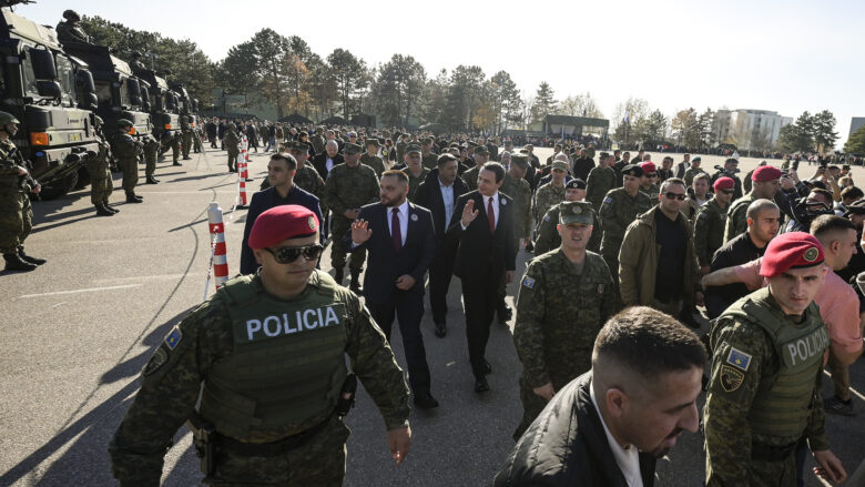 Dita e Forcës – Kurti e Maqedonci shohin nga afër armatimin e Ushtrisë së Kosovës