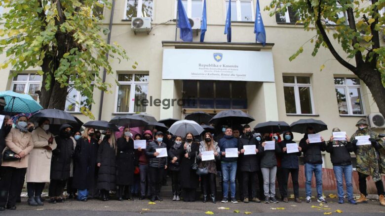 Protestë para Ministrisë së Kulturës kundër dhunës në institucione zyrtare