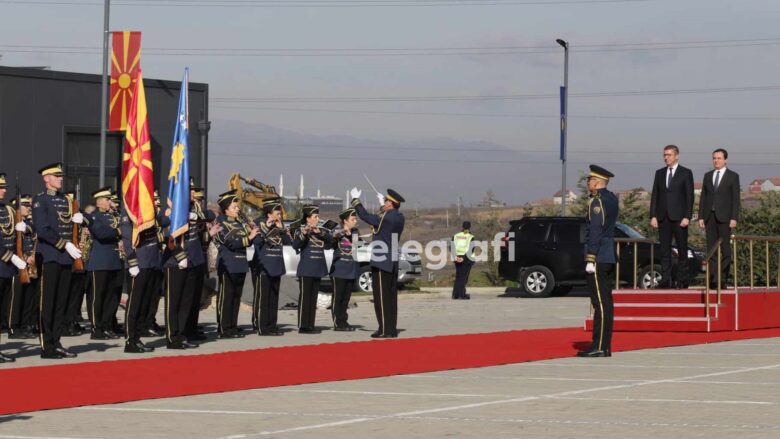 Kurti pret me ceremoni shtetërore homologun Mickoski