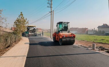 Fushë Kosovë, në rrugën “Naser Sekiraqa” vendoset shtresa përfundimtare e asfaltit