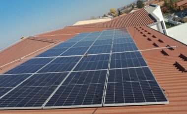 Obiliq, vazhdon instalimi i paneleve solare në tri objekte arsimore