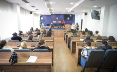 Në Podujevë u mbajt sesion informues për trajnimin “Kujdesi ndaj fëmijëve”