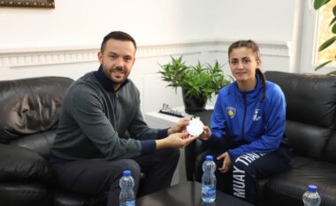 Tahiri pret në takim nënkampionen e Evropës në Muay Thai, Agnesa Veseli