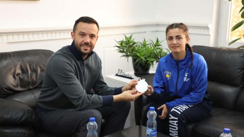 Tahiri pret në takim nënkampionen e Evropës në Muay Thai, Agnesa Veseli