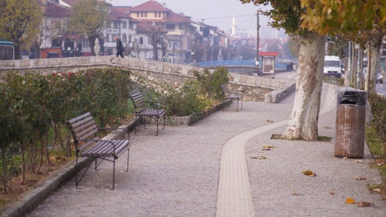 Prizren, vendosen ulëset dhe shportat e reja