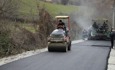 Vazhdon asfaltimi i rrugëve në fshatin Broboniq të Mitrovicës