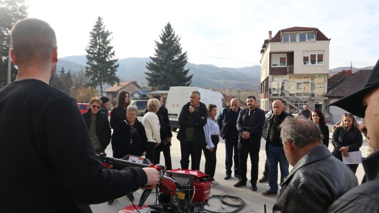 IADK pajisë 28 fermerë në Leposaviq me pajisje bujqësore, synohet të lehtësohet ngarkesa e tyre