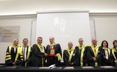 Enver Hoxhaj nderohet me titullin “Doctor Honoris Causa” për kontributin në pavarësi, diplomaci e arsim