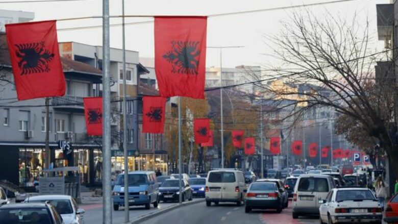 Mitrovica në prag të 28 Nëntorit zbukurohet me flamuj kombëtar dhe shtetëror