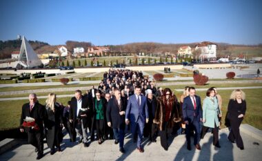 Krasniqi: Në datën më të rëndësishme për shqiptarët, inauguruam memorialin e daljes së parë të UÇK-së