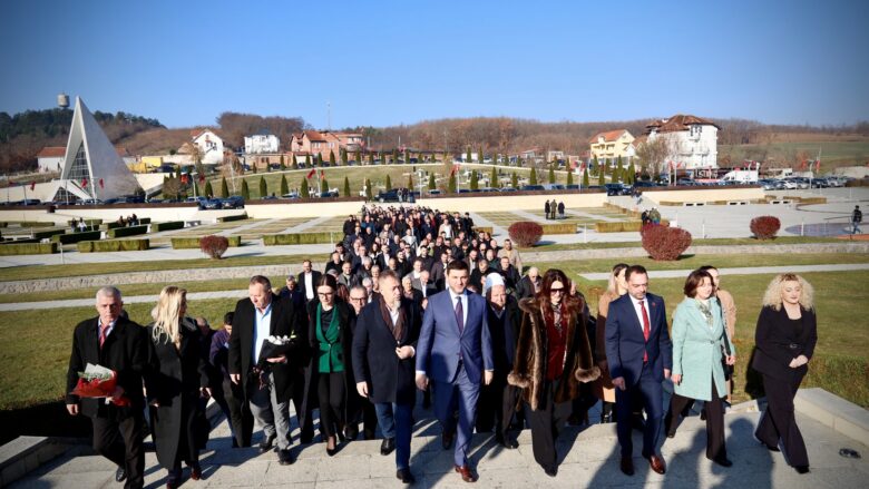 Krasniqi: Në datën më të rëndësishme për shqiptarët, inauguruam memorialin e daljes së parë të UÇK-së