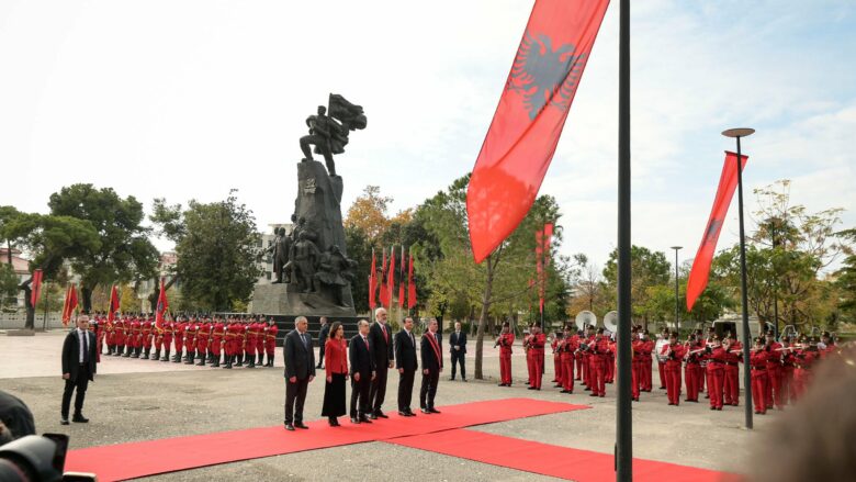 “Nëntori na bashkon”, Kurti uron dhe ndan pamje nga festa në Vlorë