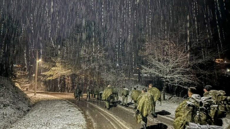 Kadetët e FSK-së sfidojnë të ftohtin dhe borën, përfundojnë me sukses marshimin 12.8 kilometërsh