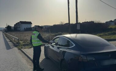 Policia në Mitrovicë zhvillon aktivitete në ofrim të sigurisë për pjesëmarrësit në trafik gjatë dimrit