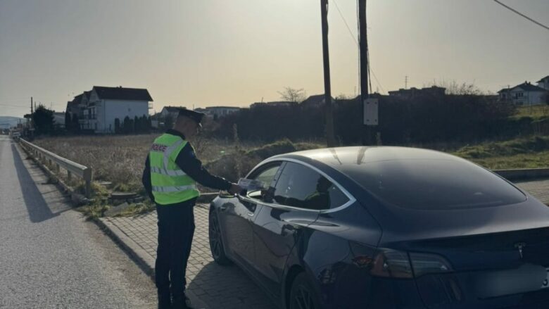 Policia në Mitrovicë zhvillon aktivitete në ofrim të sigurisë për pjesëmarrësit në trafik gjatë dimrit