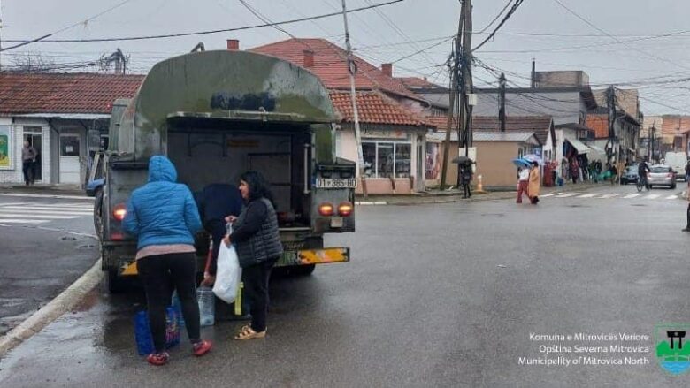 Shërbimi i ujit të pijes përmes cisternave në veri të Mitrovicës do të vazhdojë edhe gjatë 24 orëve të ardhshme