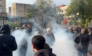 Protestuesit sulmojnë parlamentin në Abkhazi – kundërshtojnë marrëveshjen me Rusinë