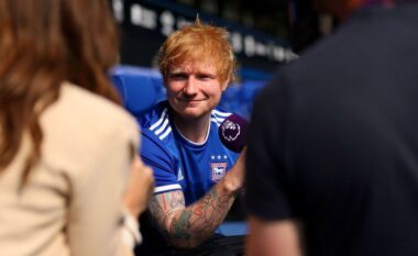 Këngëtari i njohur Ed Sheeran ndihmoi klubin e tij të preferuar të sillte një futbollist me vetëm një telefonat