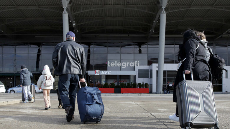 Rritet numri i fluturimeve dhe i udhëtarëve me aeroplanë