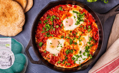 Recetë unike: Shakshuka me vezë bio REA’s