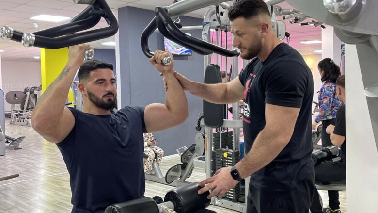 Pesha nuk do të thotë gjithçka: Arbër Peci shpjegon se si të maturoni progresin e vërtetë në fitnes