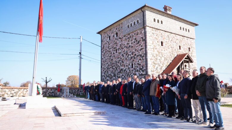 Kryetari Ramosaj bën homazhe në Kompleksin Memorial të Gllogjanit 