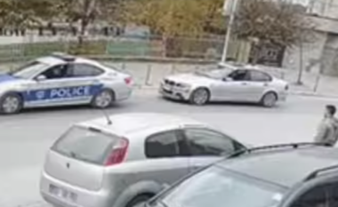 Mosmarrëveshje në komunikacion, policia publikon videon e arrestimit kur një person sulmoi fizikisht një tjetër