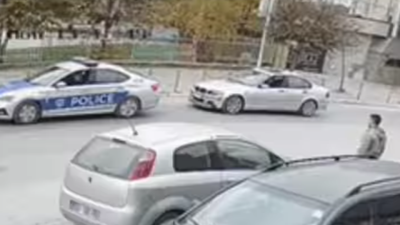 Mosmarrëveshje në komunikacion, policia publikon videon e arrestimit kur një person sulmoi fizikisht një tjetër