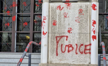 Protesta në Beograd për aksidentin në Novi Sad: “Vendosni shenja të kuqe kudo, se ata kanë gjak në duar”