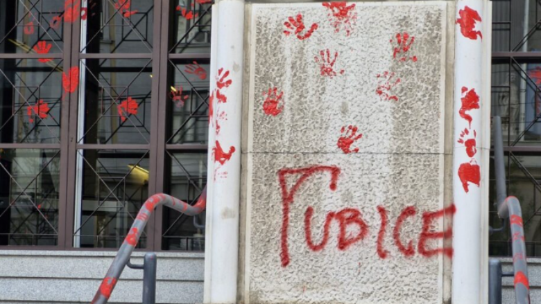 Protesta në Beograd për aksidentin në Novi Sad: “Vendosni shenja të kuqe kudo, se ata kanë gjak në duar”