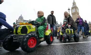 Edhe fëmijët me “traktorë lodër” në një protestë rreth një takse fermerësh në Britani