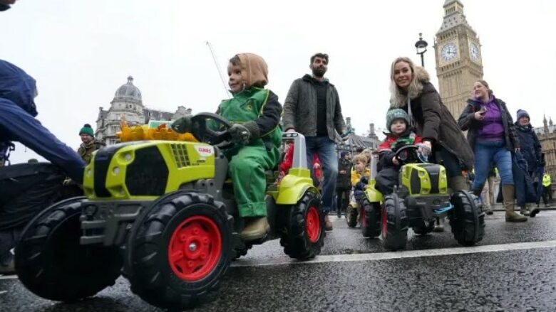 Edhe fëmijët me “traktorë lodër” në një protestë rreth një takse fermerësh në Britani