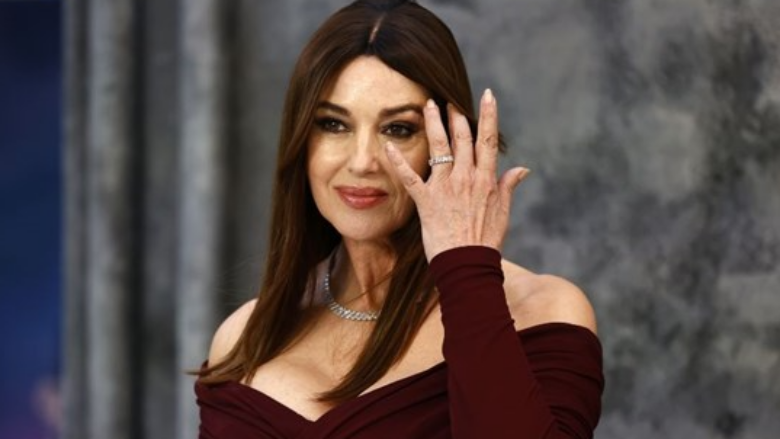 Monica Bellucci pozon për kopertinën e revistës Elle, mahnit me paraqitjen