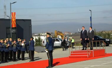 Kurti pret me ceremoni shtetërore homologun Mickoski