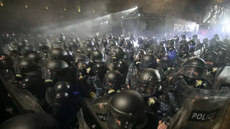 Mbi 100 të arrestuar në Gjeorgji ndërsa protestat kundër vendimit të qeverisë pro-ruse vazhdojnë