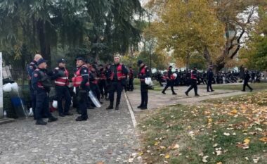 Protesta e opozitës në Shqipëri, policia ‘blindon’ Parlamentin