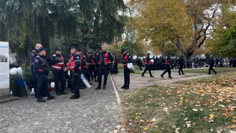 Protesta e opozitës në Shqipëri, policia ‘blindon’ Parlamentin